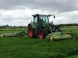 machineverhuur tractor weide