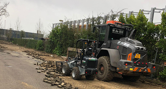 machineverhuur zwarte tractor